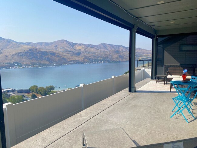 Building Photo - 3 Bedroom, 2 Bath with Spectacular Views o...