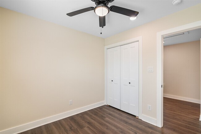 Building Photo - 1206 S Victory Dr