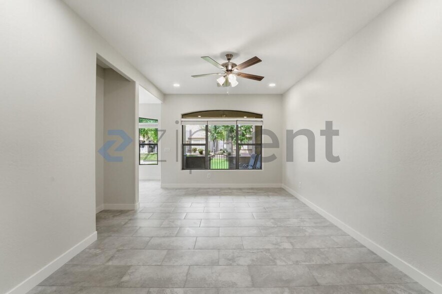 Building Photo - 2600 E Springfield Pl