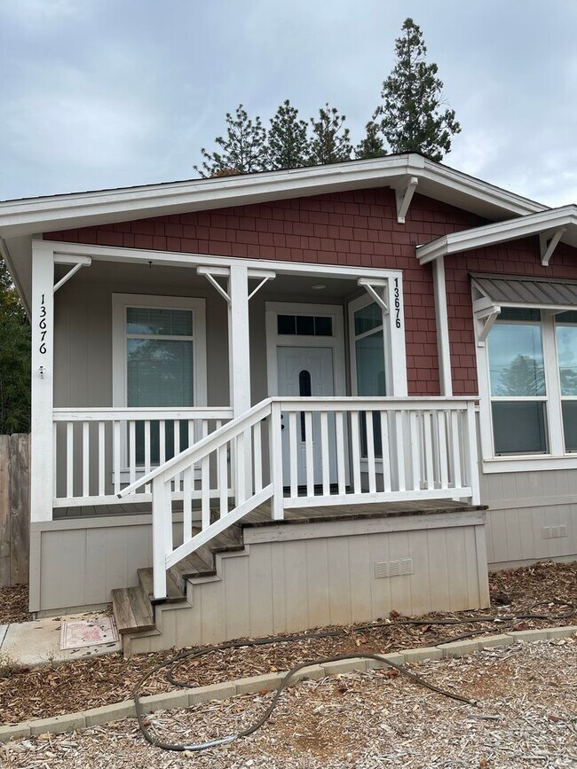 Building Photo - Newer Manufactured home, 3 bed 2 bath, Lower Magalia