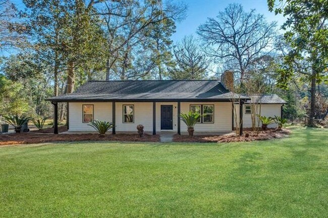 Building Photo - Chaires  Country living Home