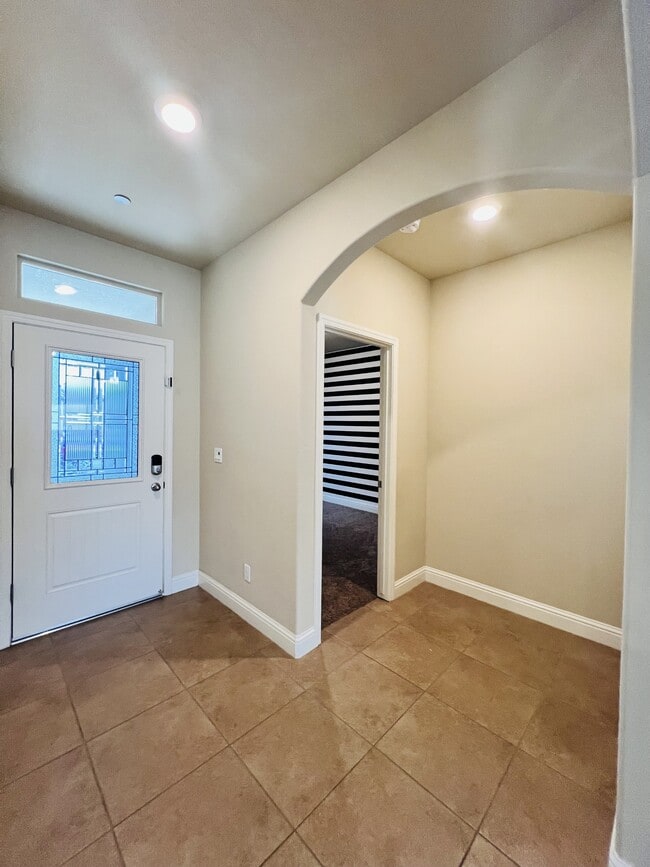 Building Photo - 9223 Oak Garden Ln