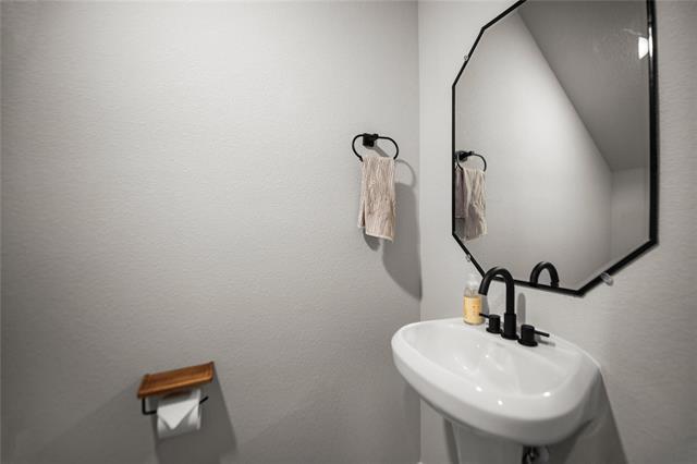 Building Photo - 3225 Hampton Dr