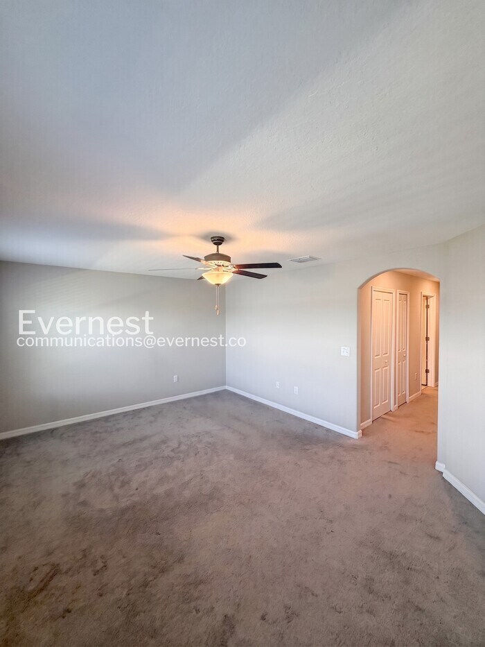 Building Photo - 946 Royal Empress Dr