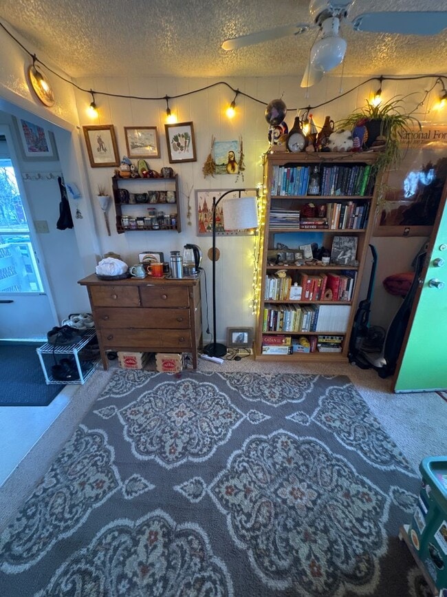 Building Photo - Sweet little Bungalow Near Old Town!