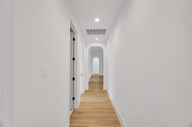 Building Photo - 15181 Frst Grv Dr