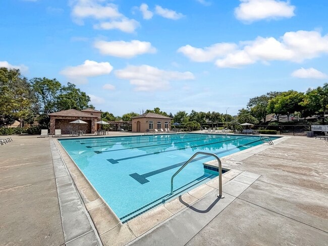 Building Photo - Beautiful 5BD/3BA House in Otay Ranch W/ W...