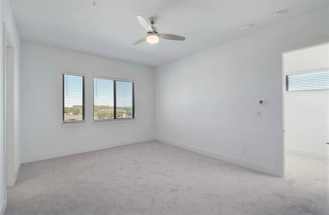 Building Photo - 2050 Lohmans Spur Rd