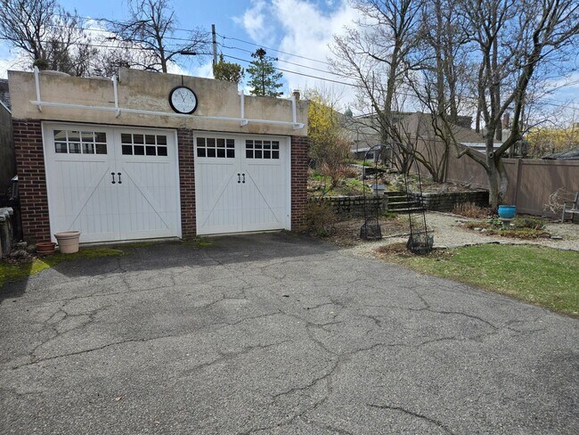 Building Photo - Comfortable 3-Bedroom Living with Outdoor Retreat in Brighton