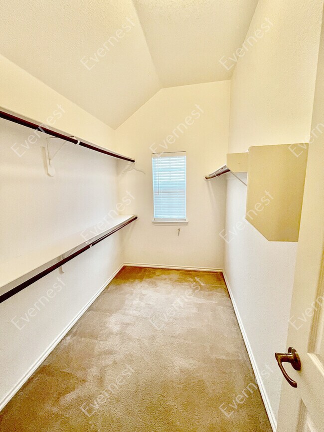 Building Photo - Spacious 3-Bedroom Home with Modern Kitche...
