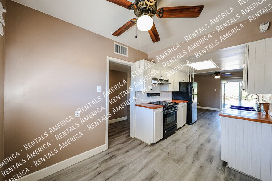 Building Photo - 6924 E Cheery Lynn Rd