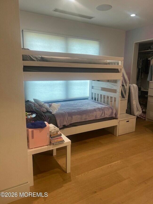 Building Photo - 825 Norwood Ave