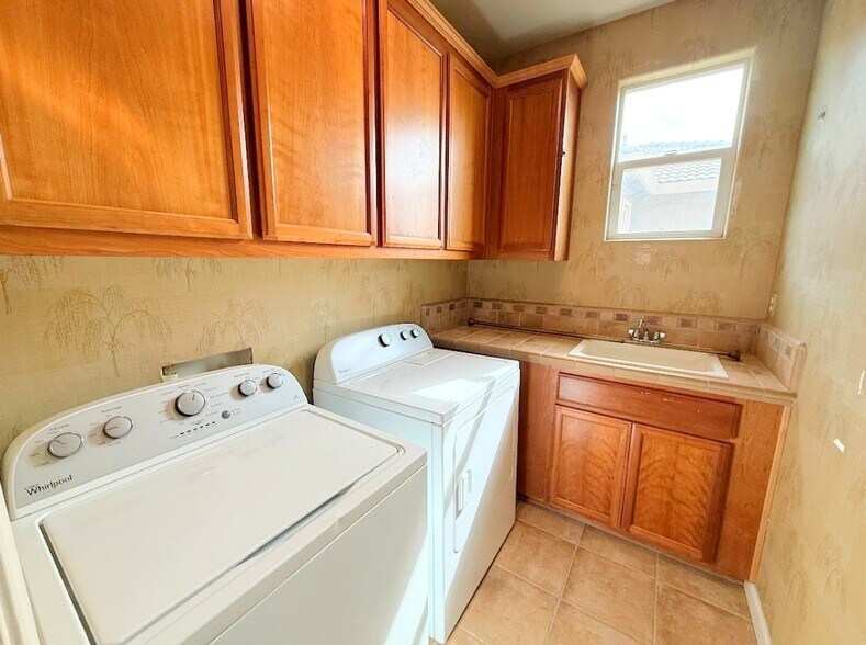 Building Photo - 4290 Lasalle Dr