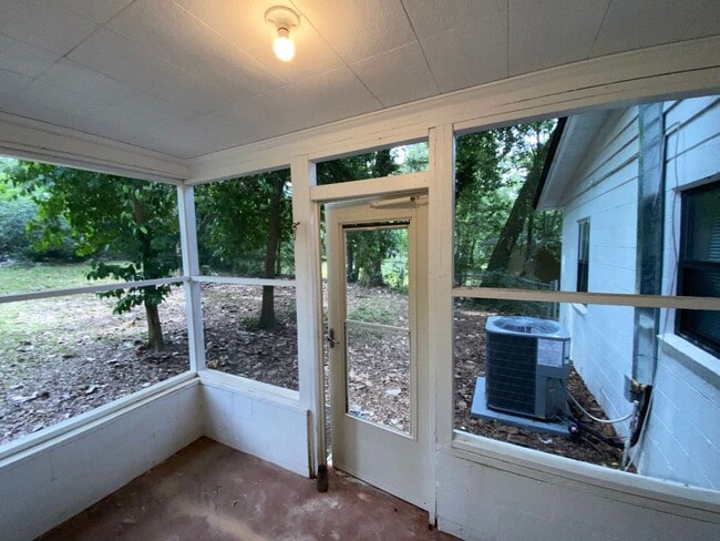 Building Photo - Charming home with a New Kitchen, tile flo...