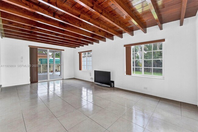 Building Photo - 361 SE 6th Ave