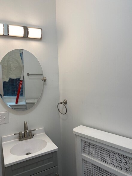 Building Photo - 10 N 42nd St