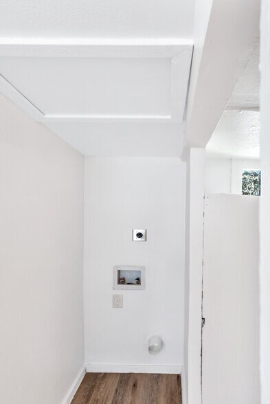 Building Photo - 206 S Elm St