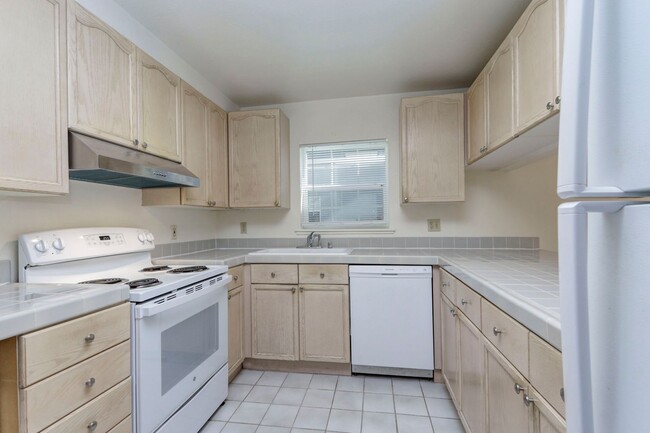 Building Photo - Large 2 Bed/2 Bath San Mateo condo near do...