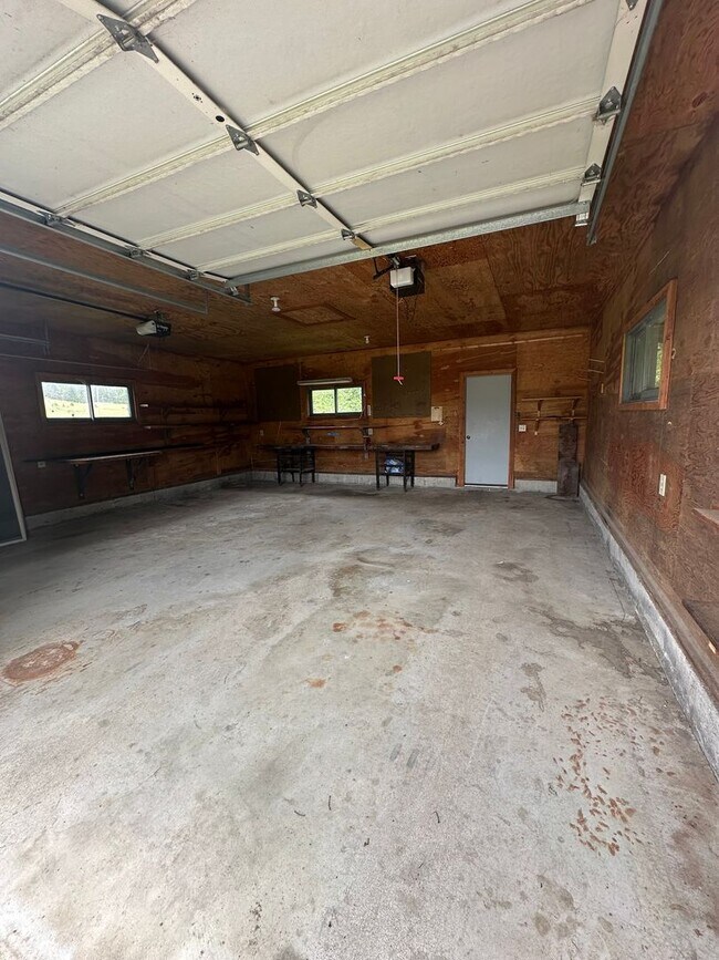 Building Photo - Country Living within one mile to town