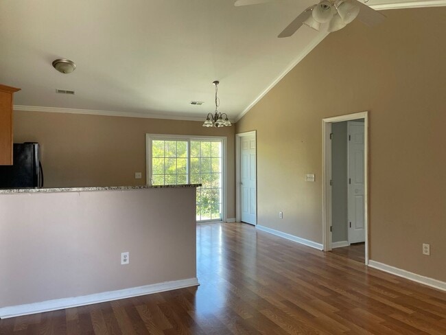 Building Photo - SPECIAL! 3 Bedroom Home w/ Yard and No HOA - Half off 2nd month rent