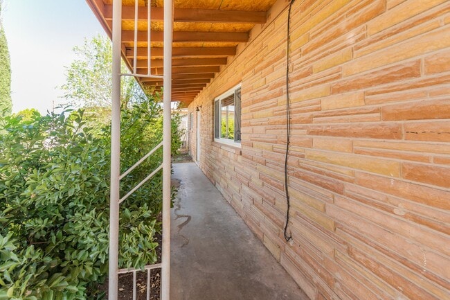 Building Photo - 3 Bedroom 2 Bath Home