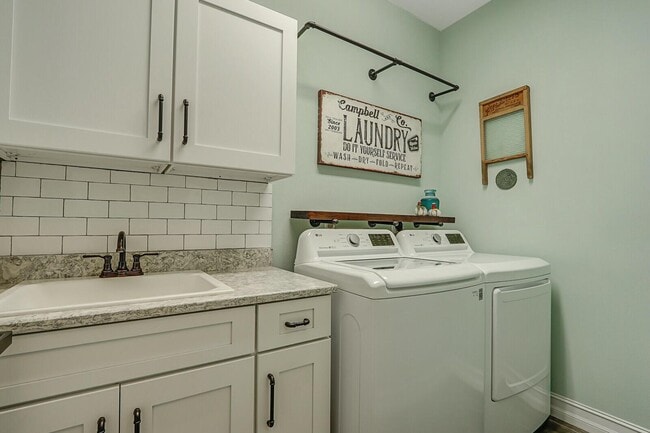 Building Photo - 6120 NW Cullen Way