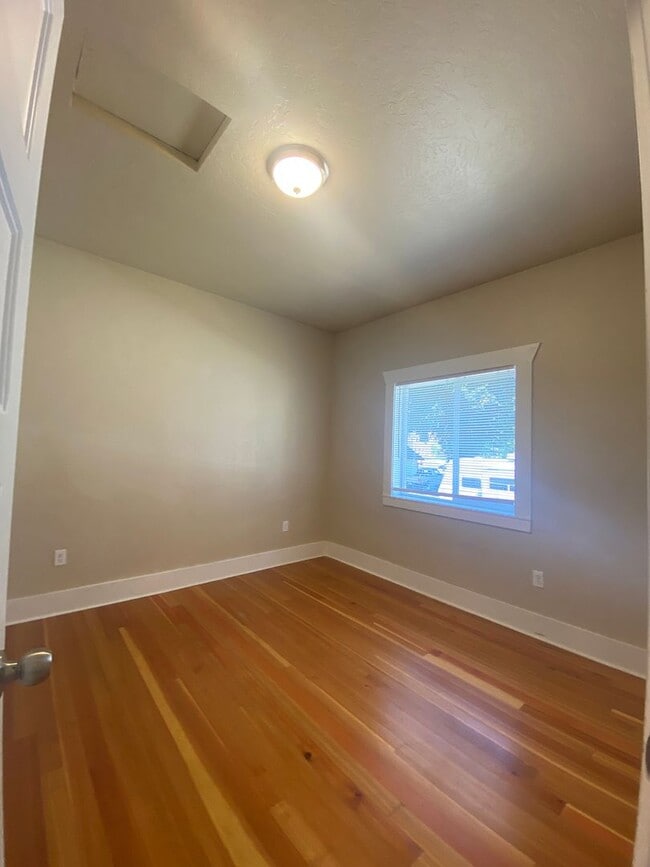 Building Photo - 216 6th St