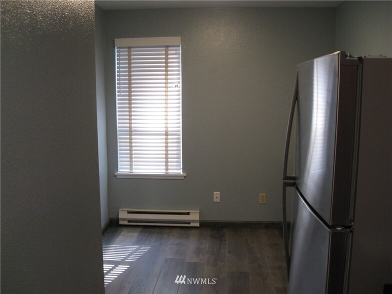 Dining Area - 500 N National Ave