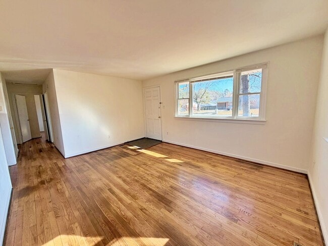 Building Photo - 3 Bedroom Brick Rancher in North Chesterfield