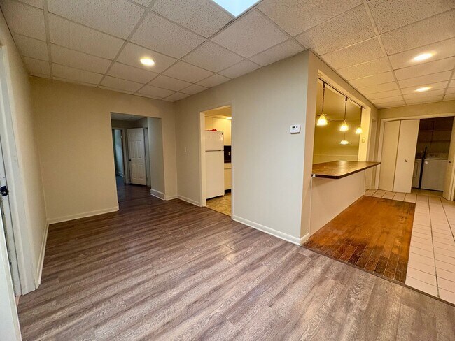 Building Photo - 1325 W Poplar St