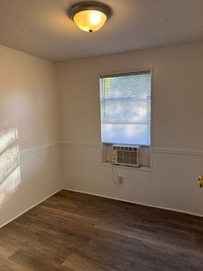 Building Photo - 2 Bedroom 1 Bath Mobile Home