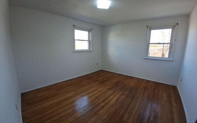 Building Photo - 3 Bedroom 1.5 Bathroom Available in Lancaster!