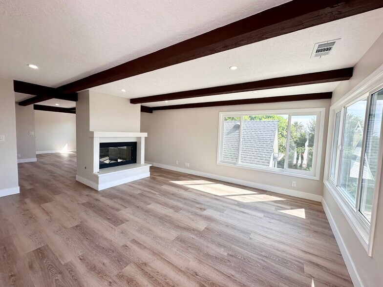 Building Photo - 770 W 2nd St