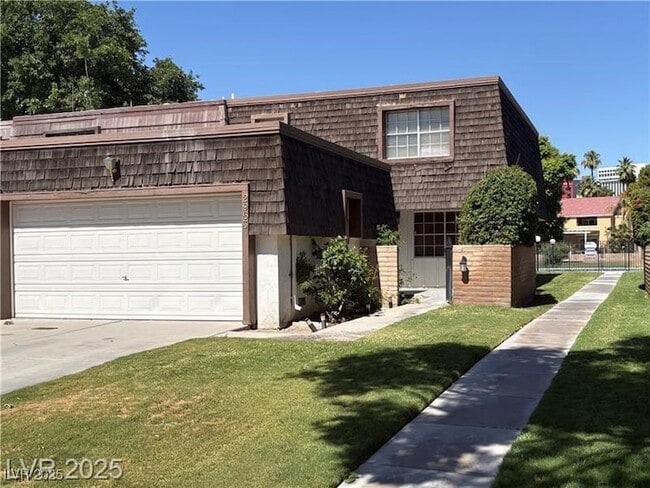Building Photo - 2963 Pinehurst Dr