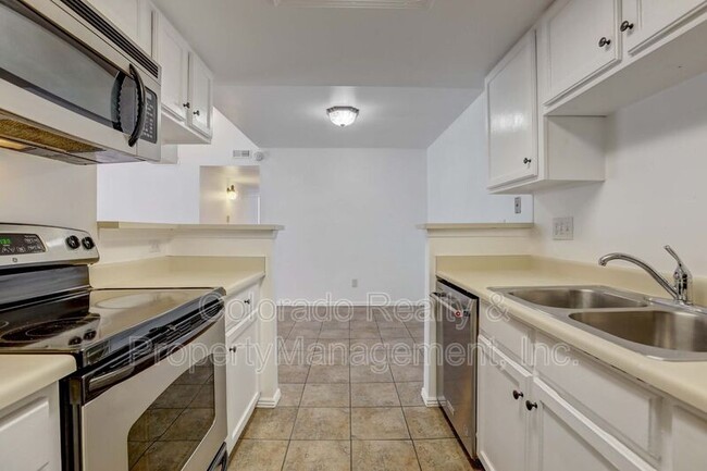 Building Photo - 8225 Fairmount Dr