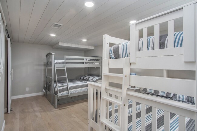 Building Photo - 2245 Lakeshore Dr