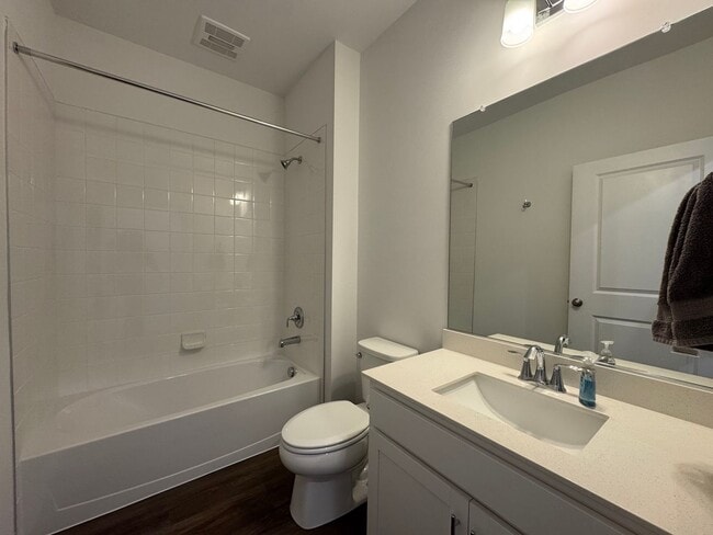 Building Photo - Modern 4 Bed 3.5 Bath Interior Townhome In...