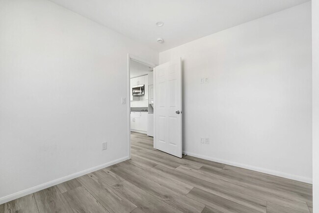 Building Photo - Newly renovated 1 bedroom / 1 bath apartment available now!