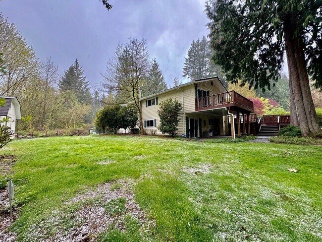 Building Photo - Renovated Woodinville home sitting in park like setting.