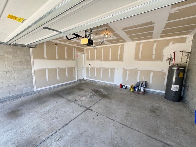 Building Photo - 2323 Silverview Dr