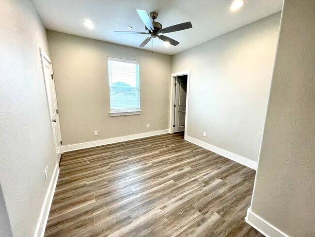 Building Photo - 710 Vassar Ct