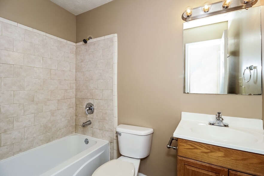 Building Photo - 972 Pine Hollow Rd