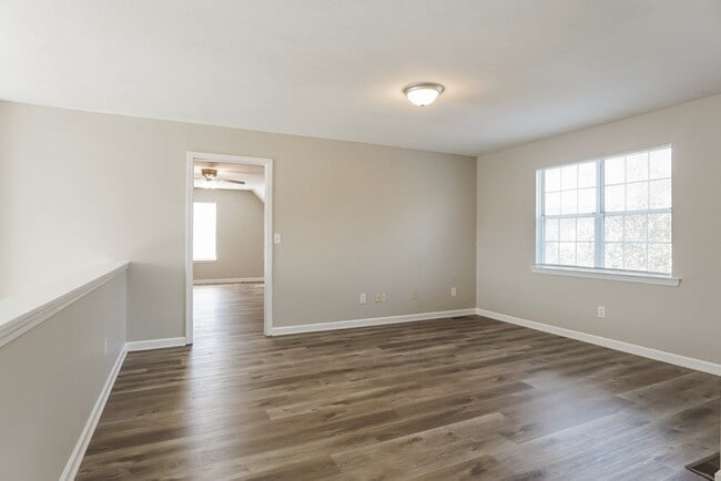 Building Photo - 132 Red Oak Ln