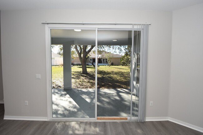 Building Photo - 4 bed, 2 bath located in Matanzas Woods su...