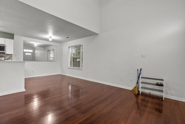 Building Photo - Rent in Virginia Beach!