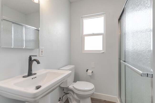 Building Photo - Fully Renovated 2BR/1BA Unit in Altadena –...