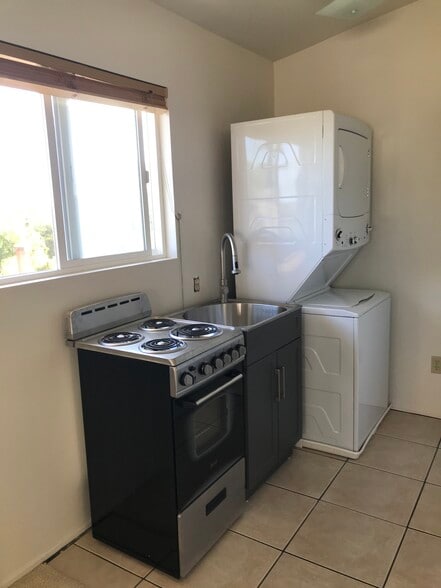 Washer/Dryer in-unit - 572 Plumosa Ave
