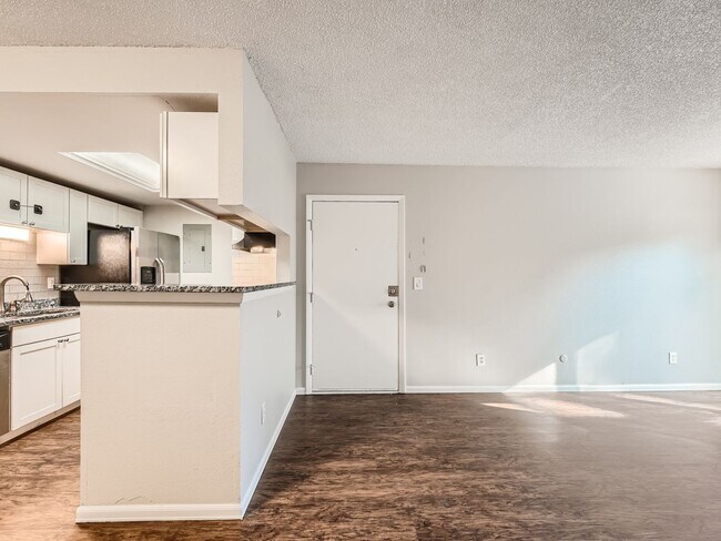 Building Photo - 2 Bed, 2 Bath Condo in Aurora!
