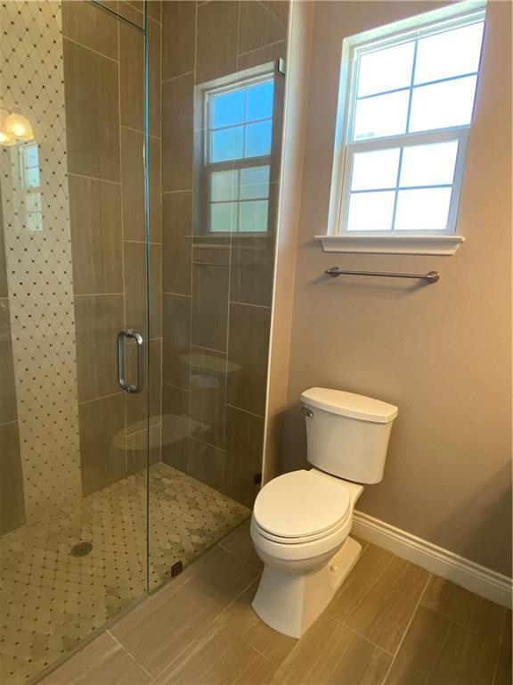 Building Photo - 606 W 1st St