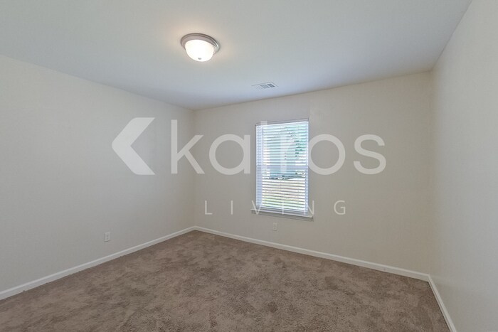 Building Photo - 102 Lord Effingham Wy